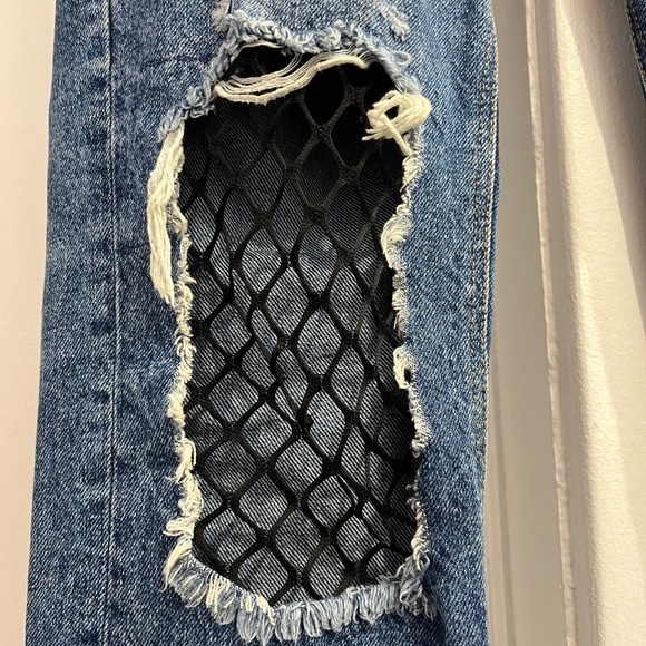 Zara  (4/36) distressed, cropped jeans with fishnet inserts (S). - Picture 3 of 16